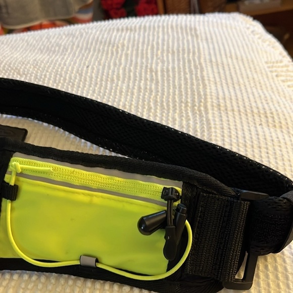 AiRun Tech Fanny pack with water bottle holder. Adjustable strap. - Picture 4 of 5